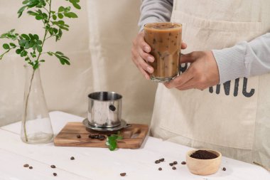 Ahşap zemin, sütlü kahve taze kahve ile kahve buz ve buz doğal ahşap