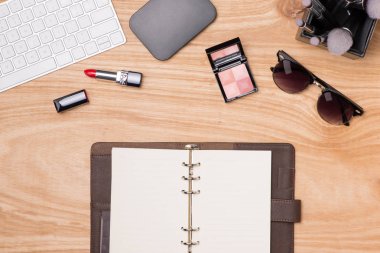 Üstten Görünüm kozmetik ve kadın aksesuarları. Kadın Essentials.