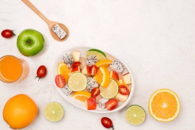 Beyaz arka plan üzerinde beyaz kase meyveli yaz salatası