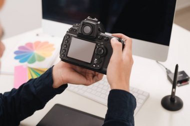 Modern ofis masasında çalışan fotoğrafçı