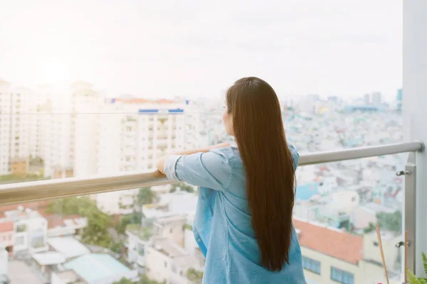 Mujer Pie Balcón Mirando Los Edificios Ciudad — Foto de Stock