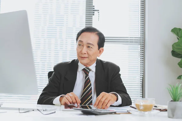 Senior Financiero Asiático Hombre Negocios Sentado Estación Trabajo Frente Computadora — Foto de Stock