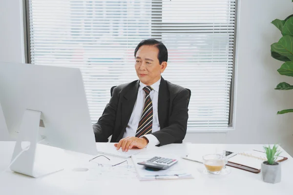 Старший Финансовый Азиатский Бизнесмен Сидит Рабочем Месте Перед Компьютером — стоковое фото
