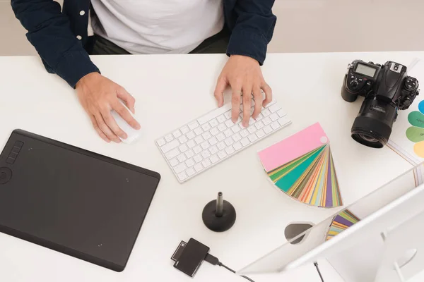 Male Photographer Studio Doing Some Photo Retouching — Stock Photo, Image