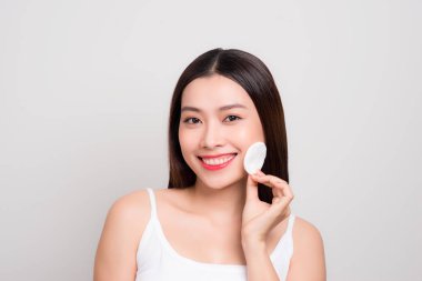 Güzel genç Asya model bazı toz toz puf kullanarak uygulama portresi