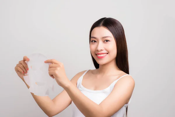 Красивая Азиатская Женщина Наносит Бумажную Маску Лицо Белый Фон — стоковое фото