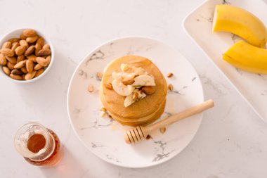 Muz kaju krep muz ve karamel sos ile.