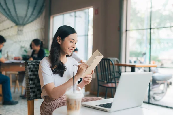 Woman Writing Small Notebook Cafe — Stock Photo, Image