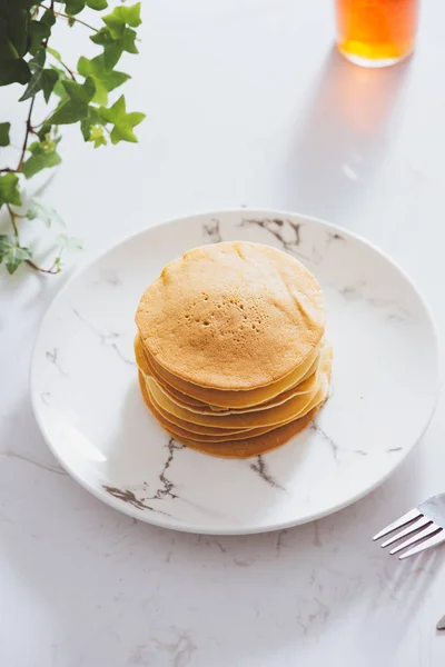 Kochen Zum Frühstück Leckere Hausgemachte Pfannkuchen Auf Einem Teller — Stockfoto