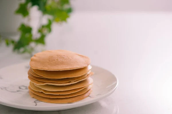 Kochen Zum Frühstück Leckere Hausgemachte Pfannkuchen Auf Einem Teller — Stockfoto