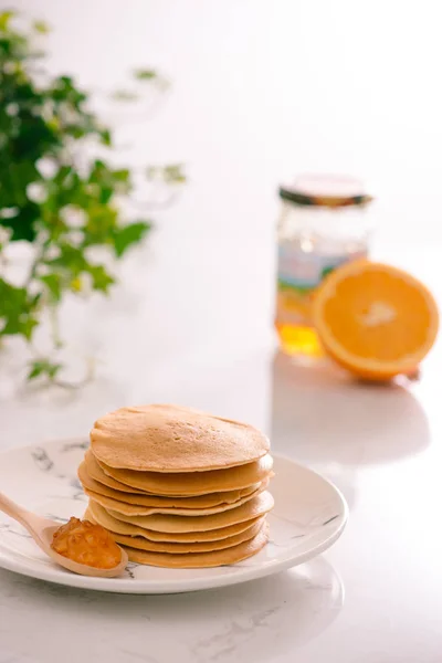 Kochen Zum Frühstück Leckere Hausgemachte Pfannkuchen Auf Einem Teller — Stockfoto