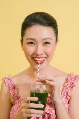 Yeşil Detoks içme zarif oldukça ince kadın.