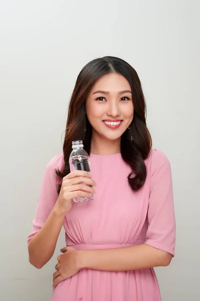 Wanita Asia Muda Yang Cantik Menunjukkan Sebotol Air — Stok Foto