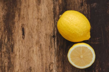 Taze yarım kesilmiş ve bütün limon rustik panoları.