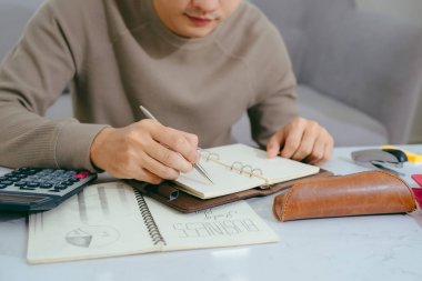 Odaklı adam masada oturan onun fatura ödeme