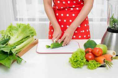 eller blender ve yeşil sebzeler Detoks sallamak yapım ile yakın 