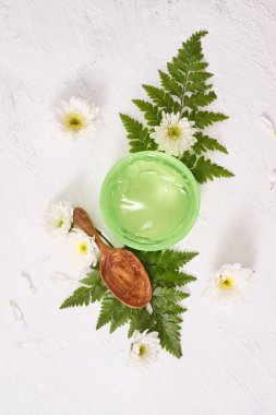 Spa ayarı ile kozmetik jel, beyaz masa arka plan üzerinde bırakır