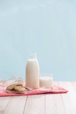 Pasta organik kahvaltı. Parçalı kurabiye ve bir bardak süt beyaz ahşap bir masa üzerinde.