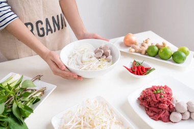 Geleneksel Vietnam çorba Pho bo sebzeler, otlar, et pişirme eller, Pirinç Noodle