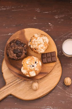 Taze farklı ev yapımı kekler ve süt cam masada, üstten görünüm