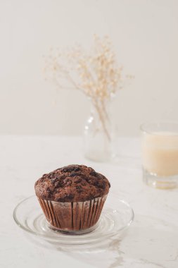 Beyaz ahşap masa üzerinde lezzetli ev yapımı çikolatalı kek. Yemeye hazır.