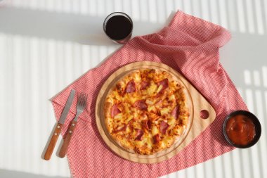 Güzel taze pizza sosu ve soda cam pembe peçete, üstten görünüm ile beyaz tabloda ile servis