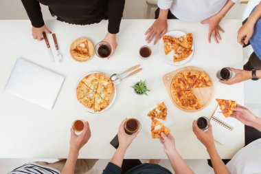 Öğle Yemeği ve insanlar kavramı. Ofiste pizza yemek mutlu iş takım