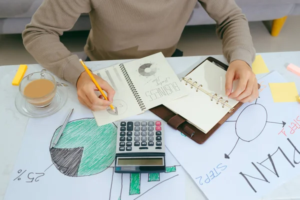 Close Mãos Masculinas Escrevendo Notas Usando Calculadora — Fotografia de Stock