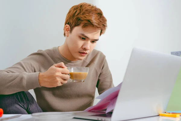 Jovem Homem Triste Analisando Finanças Domésticas Segurando Xícara Café Olhando — Fotografia de Stock