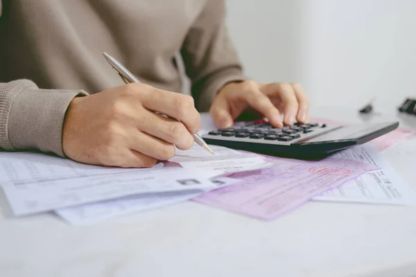 Mão Homem Fazendo Finanças Usando Calculadora Sentado Mesa Close — Fotografia de Stock