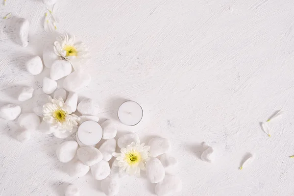 Ajuste Spa Con Flores Blancas Vela Sobre Mesa Piedra —  Fotos de Stock