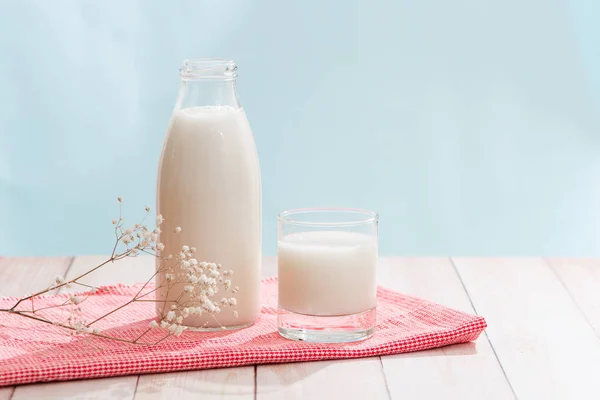Zuivelproducten Fles Met Melk Glas Melk Houten Tafel — Stockfoto