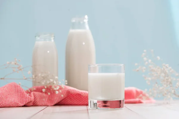 Milchprodukte Flaschen Mit Milch Und Glas Milch Auf Holztisch — Stockfoto