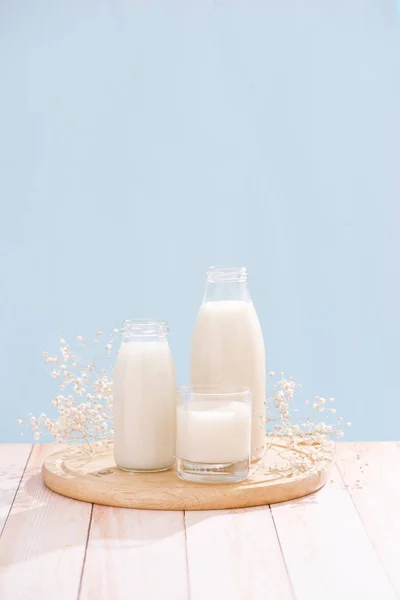 Mjölkprodukter Flaskor Med Mjölk Och Glas Mjölk Träbord — Stockfoto