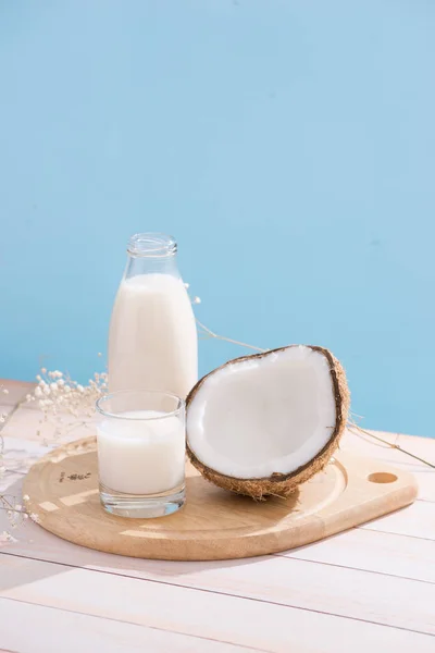 Kokosmjölk Flaska Och Glas Bordet Med Kopia Utrymme — Stockfoto