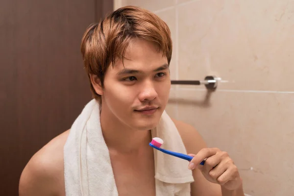 Чистить Зубы Утром Привлекательный Молодой Человек Чистит Зубы Зубной Щеткой — стоковое фото