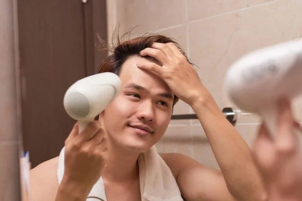 Jonge Aziatische Man Föhnen Haren Badkamer — Stockfoto