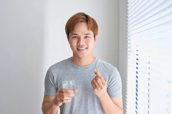 Feliz Asiático Hombre Sosteniendo Omega Vitamina Píldora Casa — Foto de Stock