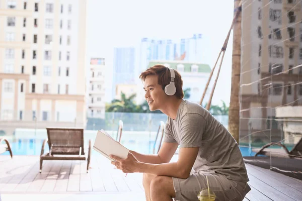 Jeune Homme Asiatique Lecture Livre Écouter Musique Bord Piscine Sur — Photo