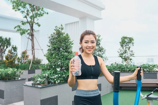 Asiatin Übt Freien Mit Wasserflasche — Stockfoto