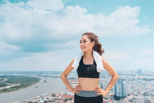 Lächelnde Junge Frau Sportkleidung Steht Auf Dem Dach Über Blauem — Stockfoto