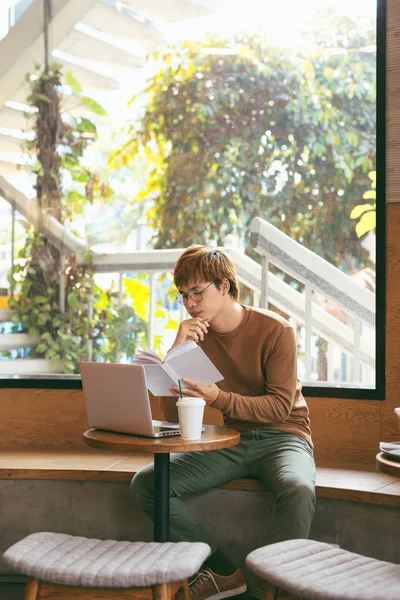 Bonito Asiático Homem Usando Laptop Sentado Mesa Madeira Café Com — Fotografia de Stock