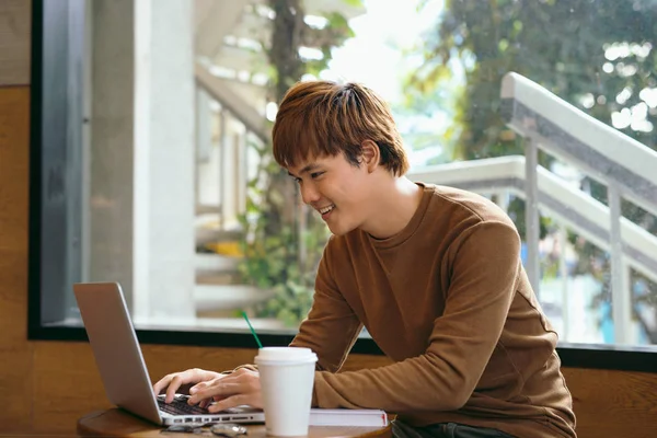 Bonito Asiático Homem Usando Laptop Sentado Mesa Madeira Café Com — Fotografia de Stock