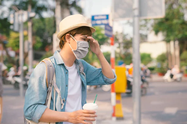 Asiatisk Man Gatan Bär Skyddande Mask Håller Kaffekopp — Stockfoto