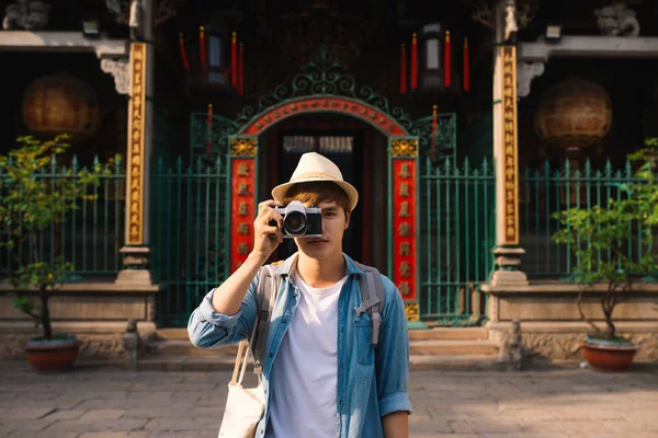 亚洲英俊的男性摄影师旅行者 生活方式概念 — 图库照片