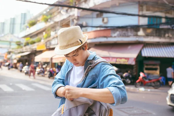 亚洲男性旅行者心烦意乱 失去了一些重要的东西在街上的概念 — 图库照片