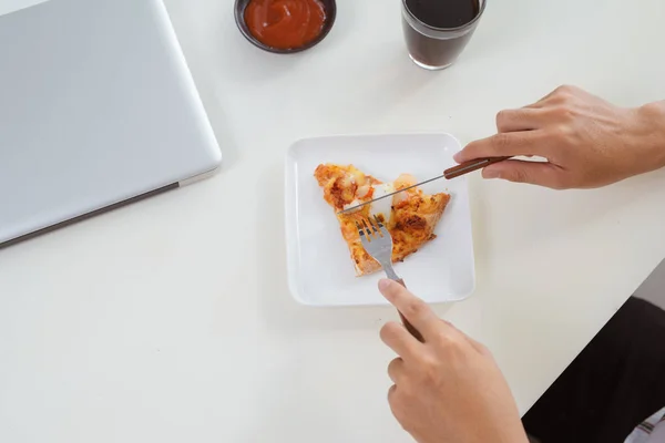 Primer Plano Manos Masculinas Comiendo Pizza Trabajando Ordenador Portátil — Foto de Stock