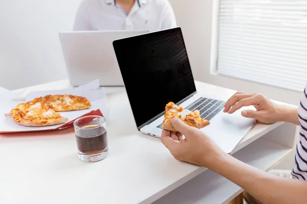 Almuerzo Concepto Personas Feliz Equipo Negocios Comiendo Pizza Oficina — Foto de Stock