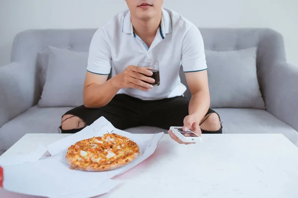 Homem Assistindo Comendo Pizza Com Refrigerante Fecha Sentado Sofá — Fotografia de Stock