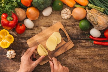 Erkek mutfak pişirme sebze salatası eller. Üstten Görünüm.